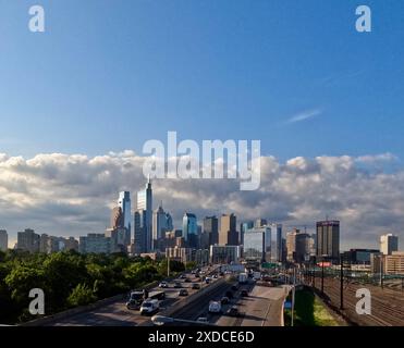 Wolken hängen hinter der Skyline von Philadelphia, von der Spring Garden Street Bridge aus gesehen. Stockfoto