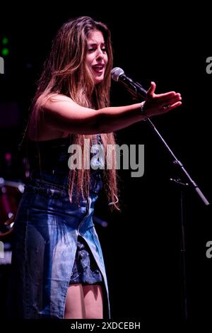 Albeniz Theater, Madrid, Spanien. Juni 2024. Universal Music Festival 2024. Konzert von Las Migas, einer spanischen Flamenco-Rumba-Gruppe mit vier Frauen. Carolina Fernandez, Gesang. Quelle: EnriquePSans/Alamy Live News Stockfoto