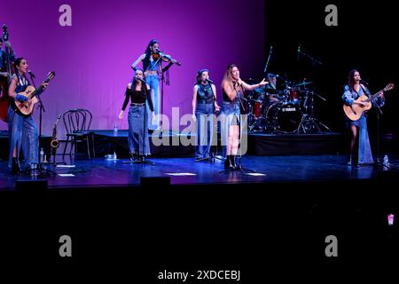 Albeniz Theater, Madrid, Spanien. Juni 2024. Universal Music Festival 2024. Konzert von Las Migas, einer spanischen Flamenco-Rumba-Gruppe mit vier Frauen. Quelle: EnriquePSans/Alamy Live News Stockfoto