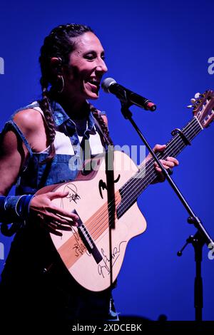 Albeniz Theater, Madrid, Spanien. Juni 2024. Universal Music Festival 2024. Konzert von Las Migas, einer spanischen Flamenco-Rumba-Gruppe mit vier Frauen. Marta Robles, Gitarre. Quelle: EnriquePSans/Alamy Live News Stockfoto