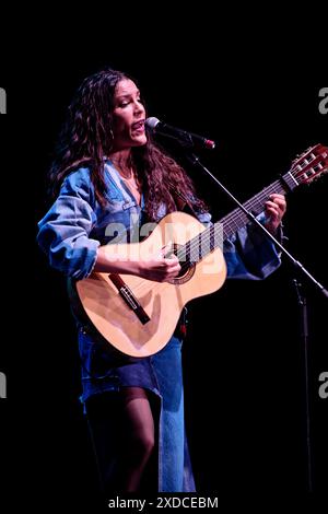 Albeniz Theater, Madrid, Spanien. Juni 2024. Universal Music Festival 2024. Konzert von Las Migas, einer spanischen Flamenco-Rumba-Gruppe mit vier Frauen. Alicia Grillo, Gitarre. Quelle: EnriquePSans/Alamy Live News Stockfoto