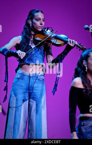 Albeniz Theater, Madrid, Spanien. Juni 2024. Universal Music Festival 2024. Konzert von Las Migas, einer spanischen Flamenco-Rumba-Gruppe mit vier Frauen. Laura Pacios, Violine. Quelle: EnriquePSans/Alamy Live News Stockfoto