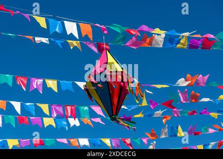 Salvador, Bahia, Brasilien - 21. Juni 2024: Flaggen und Ballons in der Dekoration von Pelourinho für das Sao Joao Festival. Stadt Salvador, Bahia. Stockfoto