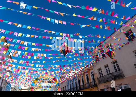 Salvador, Bahia, Brasilien - 21. Juni 2024: Flaggen und Ballons in der Dekoration von Pelourinho für das Sao Joao Festival. Stadt Salvador, Bahia. Stockfoto