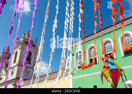 Salvador, Bahia, Brasilien - 21. Juni 2024: Flaggen und Ballons in der Dekoration von Pelourinho für das Sao Joao Festival. Stadt Salvador, Bahia. Stockfoto