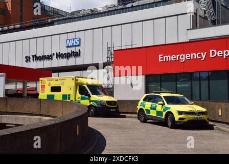 London, Großbritannien. Juni 2024. Krankenwagen vor dem St. Thomas' Hospital, einem der Krankenhäuser, die von einem Ransomware-Angriff betroffen sind, der angeblich von russischen Cyberkriminellen durchgeführt wurde. NHS England hat erklärt, dass die Daten von den Hackern online veröffentlicht wurden. Quelle: Vuk Valcic/Alamy Live News Stockfoto