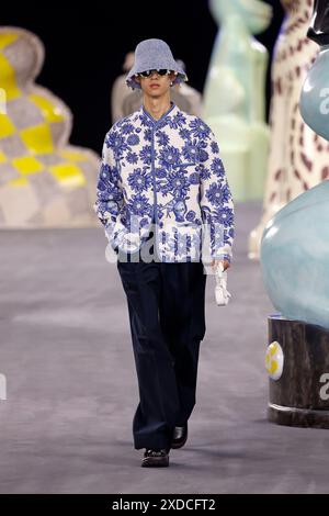 Paris, Frankreich. Juni 2024. (240621) -- PARIS, 21. Juni 2024 (Xinhua) -- Ein Model präsentiert eine Kreation aus der Kollektion Frühjahr/Sommer 2025 von Dior Homme während der Pariser Fashion Week am 21. Juni 2024 in Paris. (MeetEurope/Handout via Xinhua) Credit: Xinhua/Alamy Live News Stockfoto