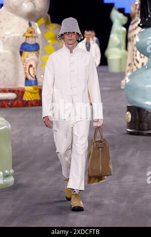 Paris, Frankreich. Juni 2024. (240621) -- PARIS, 21. Juni 2024 (Xinhua) -- Ein Model präsentiert eine Kreation aus der Kollektion Frühjahr/Sommer 2025 von Dior Homme während der Pariser Fashion Week am 21. Juni 2024 in Paris. (MeetEurope/Handout via Xinhua) Credit: Xinhua/Alamy Live News Stockfoto