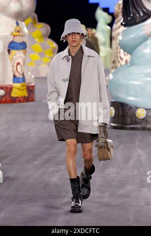 Paris, Frankreich. Juni 2024. (240621) -- PARIS, 21. Juni 2024 (Xinhua) -- Ein Model präsentiert eine Kreation aus der Kollektion Frühjahr/Sommer 2025 von Dior Homme während der Pariser Fashion Week am 21. Juni 2024 in Paris. (MeetEurope/Handout via Xinhua) Credit: Xinhua/Alamy Live News Stockfoto