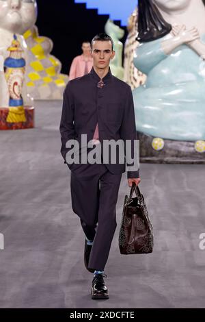 Paris, Frankreich. Juni 2024. (240621) -- PARIS, 21. Juni 2024 (Xinhua) -- Ein Model präsentiert eine Kreation aus der Kollektion Frühjahr/Sommer 2025 von Dior Homme während der Pariser Fashion Week am 21. Juni 2024 in Paris. (MeetEurope/Handout via Xinhua) Credit: Xinhua/Alamy Live News Stockfoto