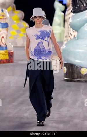 Paris, Frankreich. Juni 2024. (240621) -- PARIS, 21. Juni 2024 (Xinhua) -- Ein Model präsentiert eine Kreation aus der Kollektion Frühjahr/Sommer 2025 von Dior Homme während der Pariser Fashion Week am 21. Juni 2024 in Paris. (MeetEurope/Handout via Xinhua) Credit: Xinhua/Alamy Live News Stockfoto