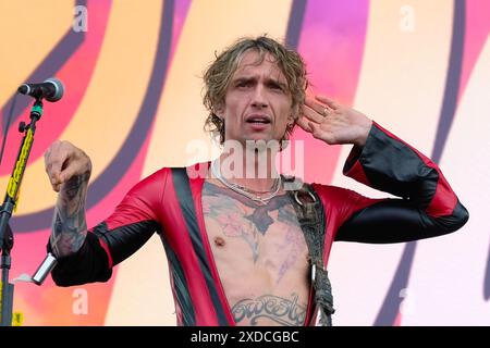 Newport, Großbritannien. Juni 2024. Justin Hawkins, Leadsänger und Gitarrist der britischen Glam-Rock-Band The Darkness, trat live auf der Bühne des Isle of Wight Festivals auf. Quelle: SOPA Images Limited/Alamy Live News Stockfoto