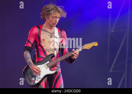 Newport, Großbritannien. Juni 2024. Justin Hawkins, Leadsänger und Gitarrist der britischen Glam-Rock-Band The Darkness, trat live auf der Bühne des Isle of Wight Festivals auf. Quelle: SOPA Images Limited/Alamy Live News Stockfoto