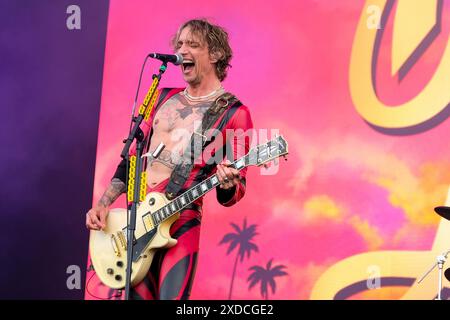 Newport, Großbritannien. Juni 2024. Justin Hawkins, Leadsänger und Gitarrist der britischen Glam-Rock-Band The Darkness, trat live auf der Bühne des Isle of Wight Festivals auf. Quelle: SOPA Images Limited/Alamy Live News Stockfoto