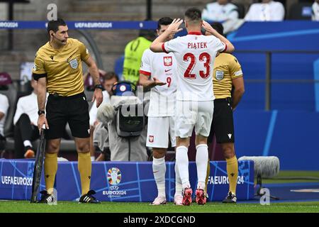 BERLIN, DEUTSCHLAND – 21. JUNI: Robert Lewandowski aus Polen interagiert mit Krzysztof Piatek aus Polen, während er das Pitchwhile der UEFA EURO 2024 g antritt Stockfoto