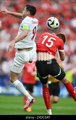 BERLIN – 21. JUNI: Robert Lewandowski aus Polen und Philipp Lienhart aus Österreich kämpfen um den Ball während der Gruppenphase der UEFA EURO 2024 Stockfoto
