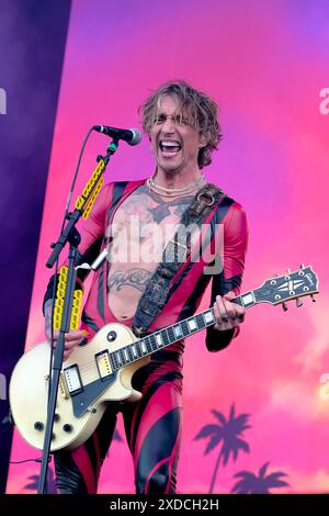 Newport, Großbritannien. Juni 2024. Justin Hawkins, Leadsänger und Gitarrist der britischen Glam-Rock-Band The Darkness, trat live auf der Bühne des Isle of Wight Festivals auf. (Foto: Dawn Fletcher-Park/SOPA Images/SIPA USA) Credit: SIPA USA/Alamy Live News Stockfoto