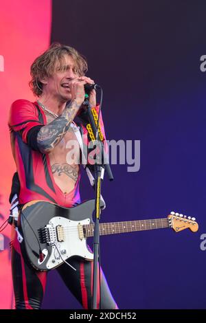 Newport, Großbritannien. Juni 2024. Justin Hawkins, Leadsänger und Gitarrist der britischen Glam-Rock-Band The Darkness, trat live auf der Bühne des Isle of Wight Festivals auf. (Foto: Dawn Fletcher-Park/SOPA Images/SIPA USA) Credit: SIPA USA/Alamy Live News Stockfoto
