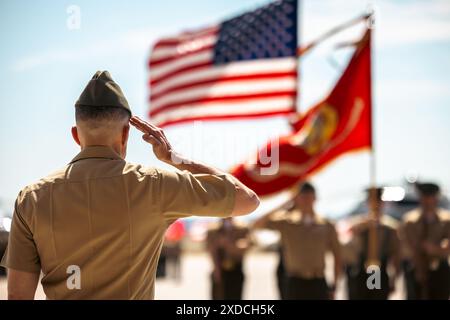 US Marine Corps Brig. General Richard Joyce, stellvertretender stellvertretender Kommandant für die Luftfahrt, grüßt während einer Zeremonie zum Kommandowechsel auf der Marine Corps Base Quantico, Virginia, 21. Juni 2024. Colonel Bradley Harms, der scheidende Kommandant der Marine Helicopter Squadron One, wurde von Colonel Ryan Shadle entlassen. (Foto des U.S. Marine Corps von Lance CPL. Joaquin Dela Torre) Stockfoto