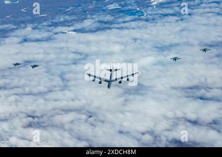 Das North American Aerospace Defense Command CF-18 Hornets und F-16 Fighting Falcons eskortieren B-52 Stratofortress durch Nord-Alaska, 18. Juni 2024. BI-nationale Operationen helfen NORAD, die Anforderungen an zeitnahe und genaue Informationen in allen Bereichen zu erfüllen, um dem Verhalten unserer Wettbewerber entgegenzuwirken. (Foto der U.S. Air Force von Airman 1st Class Tala Hunt) Stockfoto