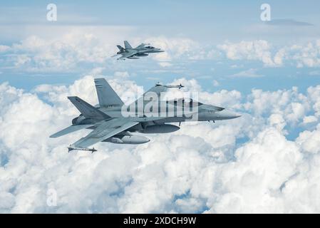 Das North American Aerospace Defense Command CF-18 Hornets fliegen mit einem KC-135 Stratotanker in Formation, nachdem sie am 18. Juni 2024 eine B-52 Stratofortress durch Nord-Alaska eskortiert hatten. US-amerikanisches und kanadisches Militär- und Zivilpersonal von NORAD verteidigen unser Heimatland aktiv gegen erhebliche, anhaltende Bedrohungen durch mehrere Vektoren in allen Bereichen. (Foto der U.S. Air Force von Airman 1st Class Tala Hunt) Stockfoto