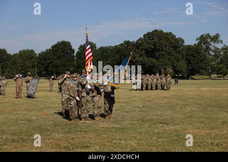 FORT GEORGE G. MEADE, MD. – Kommandofeldwebel, Major Joseph P. Daniel, der 780. Military Intelligence Brigade (Cyber), leitender Anführer und „Hüter der Farben“, steht mit den Brigade Colors und der amerikanischen Flagge während des Kommandowechsels der Brigade auf dem McGlachlin Parade Field am 21. Juni. Stockfoto