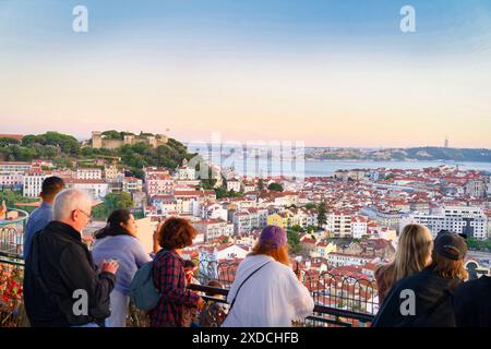 Lissabon, Portugal 27. Mai 2024: Touristen am Aussichtspunkt Miradouro da Senhora do Monte im Stadtteil Gracas von lissabon genießen den Panoramablick auf die Stockfoto