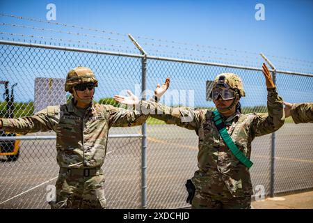 US-Soldaten, die der Bravo-Kompanie, dem 2. Bataillon, dem 211. Aviation Regiment, dem 103. Truppenkommando, der Nationalgarde der Hawaii Army (HIARNG) und der Alpha-Kompanie, dem Brigade Support Battalion, HIARNG, zugewiesen sind, bereiten sich auf die Durchführung von Schleudereinsätzen während des jährlichen Trainings in Kapolei (Hawaii) am 1. Juni 2024 vor. Soldaten werden routinemäßig in den Taktiken, Techniken und Verfahren geschult, um das taktische Einsetzen und Entfernen von Ausrüstung unter Verwendung von Luftanlagen zu simulieren. (Foto der Nationalgarde der US-Armee von Sgt. Lianne M. Hirano) Stockfoto