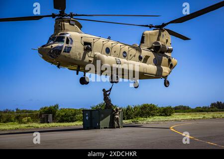 US-Soldaten, die der Bravo-Kompanie, dem 2. Bataillon, dem 211. Aviation Regiment, dem 103. Truppenkommando, der Hawaii Army National Guard (HIARNG) und der Alpha-Kompanie, dem Brigade Support Battalion, HIARNG, zugewiesen sind, führen Schleudereinsätze während des jährlichen Trainings in Kapolei, Hawaii, am 1. Juni 2024 durch. Soldaten werden routinemäßig in den Taktiken, Techniken und Verfahren geschult, um das taktische Einsetzen und Entfernen von Ausrüstung unter Verwendung von Luftanlagen zu simulieren. (Foto der Nationalgarde der US-Armee von Sgt. Lianne M. Hirano) Stockfoto