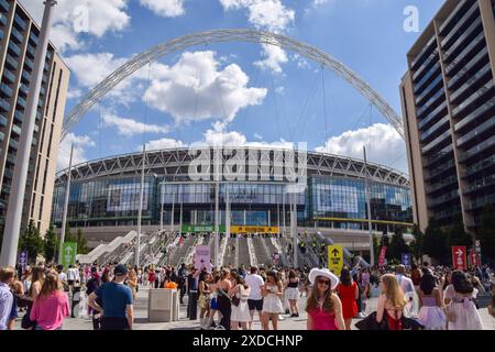 London, Großbritannien. Juni 2024. Taylor Swift Fans, bekannt als „Swifties“, kommen im Wembley Stadium an, während der Popstar die erste von acht Nächten im Stadion während ihrer rekordbrechenden Eras Tour spielt. (Foto: Vuk Valcic/SOPA Images/SIPA USA) Credit: SIPA USA/Alamy Live News Stockfoto