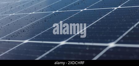 Solarzellen mit Wassertröpfchen aus der Nähe Stockfoto