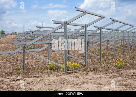 Fertige Metallgestelle für Sonnenkollektoren Stockfoto