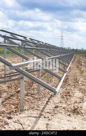 Metallkonstruktion für Sonnenkollektoren auf dem Feld Stockfoto