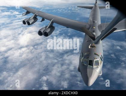 Eine B-52 Stratofortress, die dem 2nd Bomb Wing, Barksdale Air Force Base, Louisiana, zugeordnet ist, wird von einem KC-135 Stratotanker betankt, der dem 6th Air Tanking Wing, MacDill AFB, Florida, innerhalb des Zuständigkeitsbereichs des U.S. Southern Command (SOUTHCOM) zugewiesen ist, am 18. Juni 2024. Die B-52 Stratofortress ist ein schwerer Langstreckenbomber, der eine Vielzahl von Missionen durchführen kann. Als Teil des Global Strike Command der Luftwaffe ermöglicht die B-52 kampfbereite Streitkräfte, strategische nukleare Abschreckungs- und globale Streikoperationen zur Unterstützung der Kombattantenkommandanten durchzuführen. (Foto der U.S. Air Force von Senior Airman Laure Stockfoto