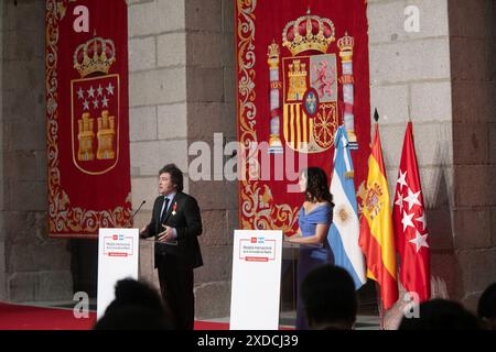 Madrid, Spanien. Juni 2024. Die Präsidentin der Gemeinschaft Madrid, Isabel Díaz Ayuso, und der Präsident der Argentinischen Republik, Javier Milei, während der feierlichen Verleihung der Ehrenzeichnung der Internationalen Medaille der Gemeinschaft Madrid im Real Casa de Correos in Madrid, Spanien. Quelle: D. Canales Carvajal/Alamy Live News Stockfoto