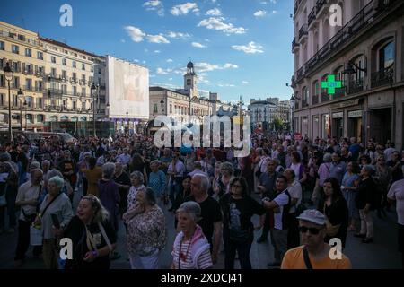 Madrid, Spanien. Juni 2024. Hunderte von Menschen protestieren heute Nachmittag in Madrid in der Puerta del Sol gegen den argentinischen Präsidenten Javier Milei. Quelle: D. Canales Carvajal/Alamy Live News Stockfoto