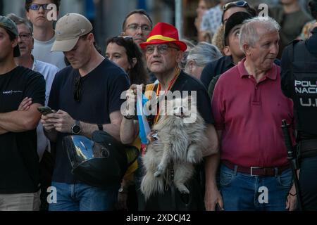 Madrid, Spanien. Juni 2024. Anhänger des argentinischen Präsidenten Javier Milei warten vor dem Madrid Casino auf ihn, wo er heute Nachmittag eine Auszeichnung erhielt. Quelle: D. Canales Carvajal/Alamy Live News Stockfoto