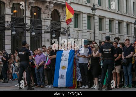 Madrid, Spanien. Juni 2024. Anhänger des argentinischen Präsidenten Javier Milei warten vor dem Madrid Casino auf ihn, wo er heute Nachmittag eine Auszeichnung erhielt. Quelle: D. Canales Carvajal/Alamy Live News Stockfoto