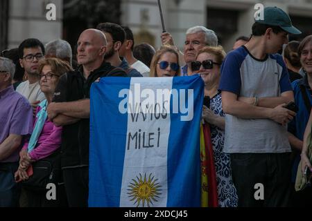 Madrid, Spanien. Juni 2024. Anhänger des argentinischen Präsidenten Javier Milei warten vor dem Madrid Casino auf ihn, wo er heute Nachmittag eine Auszeichnung erhielt. Quelle: D. Canales Carvajal/Alamy Live News Stockfoto