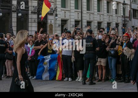 Madrid, Spanien. Juni 2024. Anhänger des argentinischen Präsidenten Javier Milei warten vor dem Madrid Casino auf ihn, wo er heute Nachmittag eine Auszeichnung erhielt. Quelle: D. Canales Carvajal/Alamy Live News Stockfoto