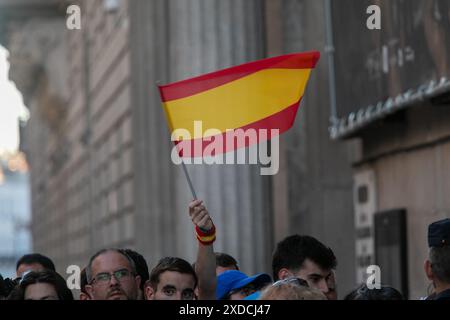 Madrid, Spanien. Juni 2024. Anhänger des argentinischen Präsidenten Javier Milei warten vor dem Madrid Casino auf ihn, wo er heute Nachmittag eine Auszeichnung erhielt. Quelle: D. Canales Carvajal/Alamy Live News Stockfoto