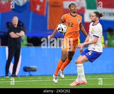 Leipzig, Deutschland. Juni 2024. Ronald Koeman, Head Coach der Niederlande (BG), sieht an, wie Denzel Dumfries aus den Niederlanden und Adrien Rabiot aus Frankreich am 21. Juni 2024 im Leipziger Stadion beim UEFA Euro 2024 Gruppenspiel Niederlande gegen Frankreich um den Ball kämpfen. (Foto: Dimitrije Vasiljevic) Credit: Dimitrije Vasiljevic/Alamy Live News Stockfoto