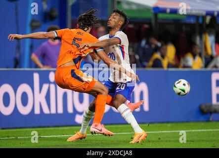 Leipzig, Deutschland. Juni 2024. Nathan Ake aus den Niederlanden (L) und Kingsley Coman aus Frankreich (R) kollidieren am 21. Juni 2024 im Leipziger Stadion beim UEFA Euro 2024 Gruppenspiel Niederlande gegen Frankreich. (Foto: Dimitrije Vasiljevic) Credit: Dimitrije Vasiljevic/Alamy Live News Stockfoto