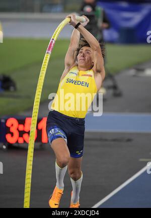 Armand Duplantis (Schweden) tritt im Stabhochsprung-Finale der Männer bei den Leichtathletik-Europameisterschaften im Stadio Olimpico, Rom, Italien an – 12. Juni 2 Stockfoto