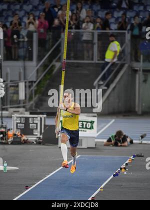 Armand Duplantis (Schweden) tritt im Stabhochsprung-Finale der Männer bei den Leichtathletik-Europameisterschaften im Stadio Olimpico, Rom, Italien an – 12. Juni 2 Stockfoto