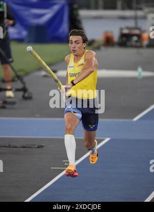 Armand Duplantis (Schweden) tritt im Stabhochsprung-Finale der Männer bei den Leichtathletik-Europameisterschaften im Stadio Olimpico, Rom, Italien an – 12. Juni 2 Stockfoto