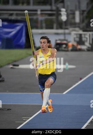 Armand Duplantis (Schweden) tritt im Stabhochsprung-Finale der Männer bei den Leichtathletik-Europameisterschaften im Stadio Olimpico, Rom, Italien an – 12. Juni 2 Stockfoto