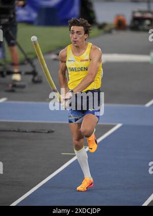 Armand Duplantis (Schweden) tritt im Stabhochsprung-Finale der Männer bei den Leichtathletik-Europameisterschaften im Stadio Olimpico, Rom, Italien an – 12. Juni 2 Stockfoto