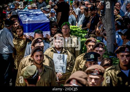 Israelische Soldaten tragen den Sarg des gefallenen Soldaten Omer Smadga während seiner Begräbniszeremonie auf dem Militärfriedhof in Netanya. Smadga starb am Donnerstag im Kampf gegen die Hamas im Gazastreifen. Sein Vater, Oren, sprach über sein Grab und rief die IDF auf, so hart wie möglich zu kämpfen. Mach so hart wie möglich weiter. Hör nicht auf, bis wir gewonnen haben. Das ist meine Botschaft an jeden, der im Kampf ist. Am Israel Hai. Oren Smadga ist der israelische Judo-Medaillengewinner der Olympischen Spiele 1992 in Barcelona und aktueller Trainer des israelischen Judo-Teams. Stockfoto