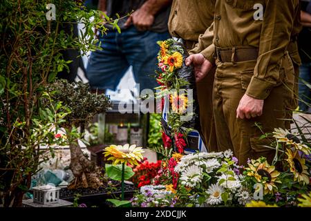 Israelische Soldaten tragen Kränze während der Beerdigungszeremonie des gefallenen Soldaten Omer Smadga auf dem Militärfriedhof in Netanya. Smadga starb am Donnerstag im Kampf gegen die Hamas im Gazastreifen. Sein Vater, Oren, sprach über sein Grab und rief die IDF auf, so hart wie möglich zu kämpfen. Mach so hart wie möglich weiter. Hör nicht auf, bis wir gewonnen haben. Das ist meine Botschaft an jeden, der im Kampf ist. Am Israel Hai. Oren Smadga ist der israelische Judo-Medaillengewinner der Olympischen Spiele 1992 in Barcelona und aktueller Trainer des israelischen Judo-Teams. Stockfoto